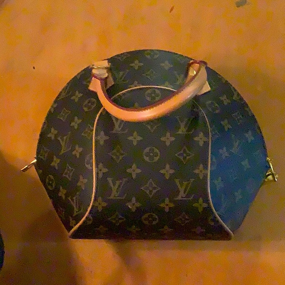Louis Vuitton bag lightly used and In new condition.